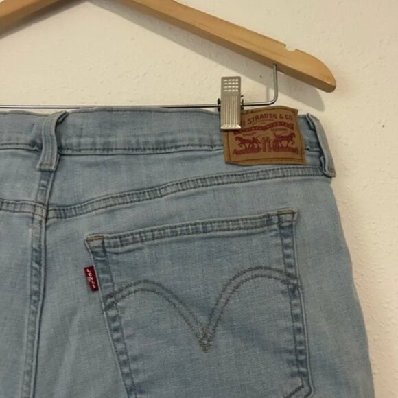 Red Tab Levi's Boyfriend Jeans Light Wash - Picture 3 of 7